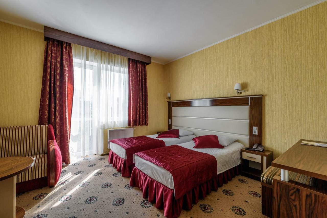 Status Hotel Lviv Eksteriør billede