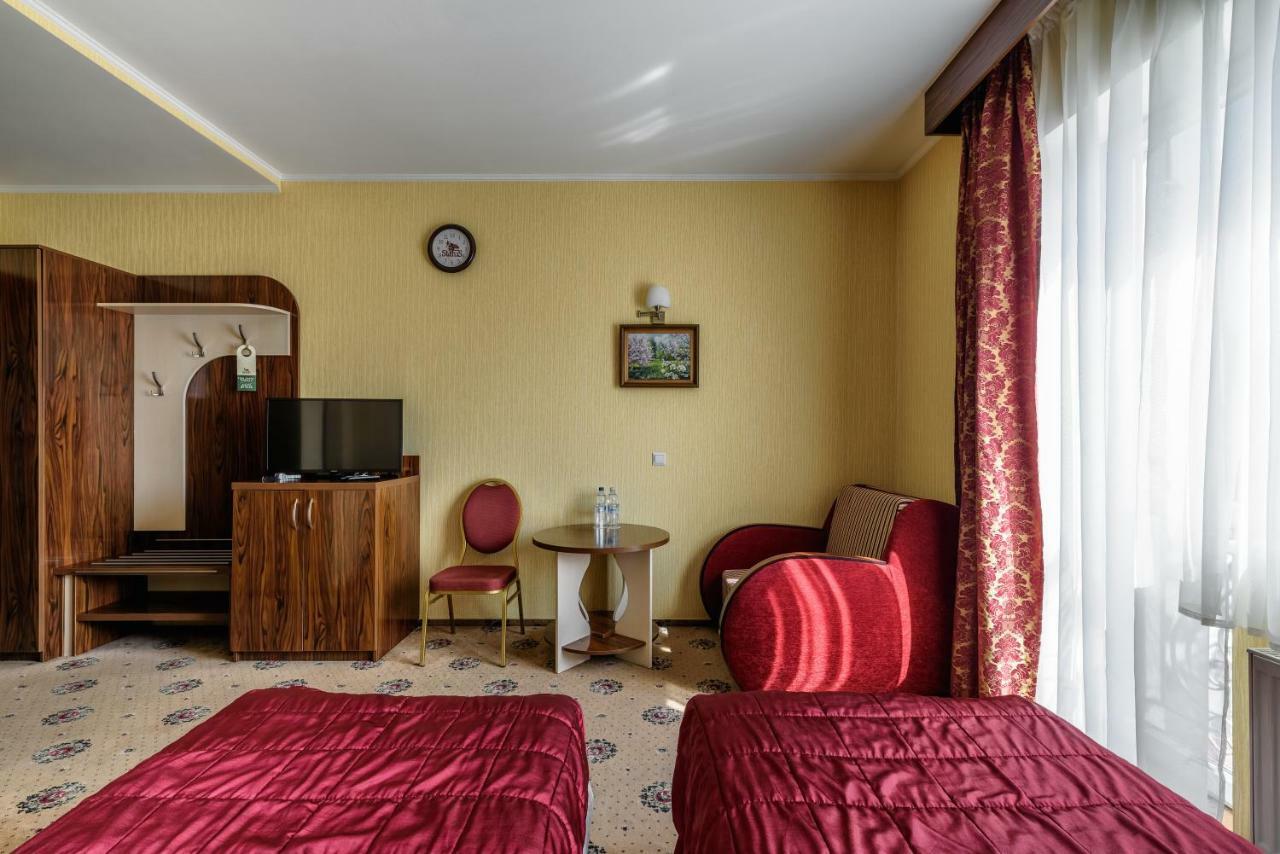 Status Hotel Lviv Eksteriør billede